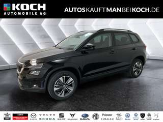 Schräge Frontansicht auf einen Skoda Karoq , freigestellt