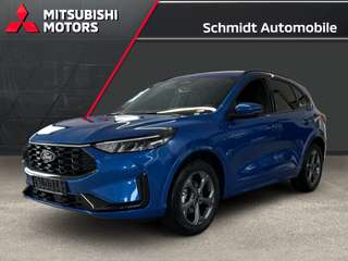 Schräge Frontansicht auf einen Ford Kuga , freigestellt