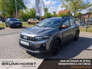 Schräge Frontansicht auf einen Dacia Sandero , freigestellt