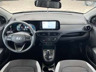Schräge Frontansicht auf einen Hyundai i10 , freigestellt