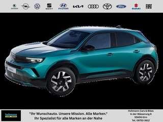Schräge Frontansicht auf einen Opel Mokka , freigestellt