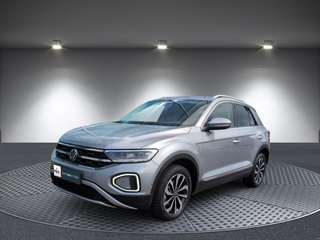 Schräge Frontansicht auf einen Volkswagen T-Roc , freigestellt