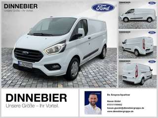 Schräge Frontansicht auf einen Ford Transit Custom , freigestellt