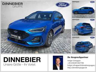 Schräge Frontansicht auf einen Ford Focus , freigestellt