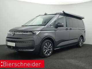 Schräge Frontansicht auf einen Volkswagen California , freigestellt