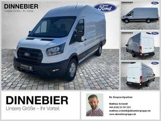 Schräge Frontansicht auf einen Ford Transit , freigestellt