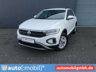 Schräge Frontansicht auf einen Volkswagen T-Roc , freigestellt