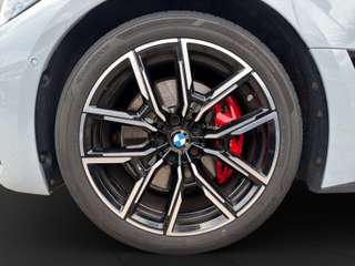 Schräge Frontansicht auf einen BMW 4er-Reihe , freigestellt