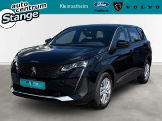 Schräge Frontansicht auf einen Peugeot 5008 , freigestellt