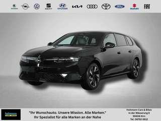 Schräge Frontansicht auf einen Opel Astra , freigestellt