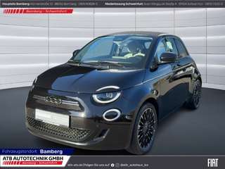 Schräge Frontansicht auf einen Fiat 500 , freigestellt