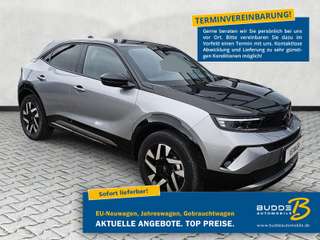 Schräge Frontansicht auf einen Opel Mokka , freigestellt