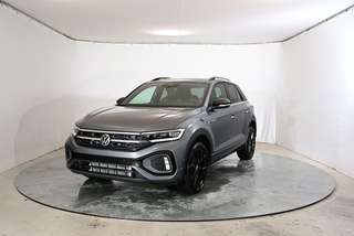 Schräge Frontansicht auf einen Volkswagen T-Roc , freigestellt