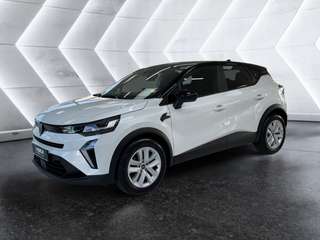 Schräge Frontansicht auf einen Renault Captur , freigestellt