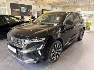Schräge Frontansicht auf einen Renault Austral , freigestellt