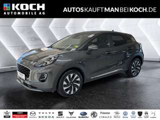 Schräge Frontansicht auf einen Ford Puma , freigestellt