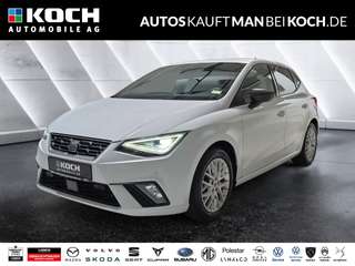 Schräge Frontansicht auf einen SEAT Ibiza , freigestellt