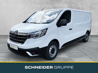 Schräge Frontansicht auf einen Renault Trafic , freigestellt