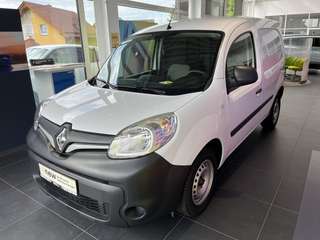 Schräge Frontansicht auf einen Renault Kangoo , freigestellt