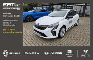 Schräge Frontansicht auf einen Renault Clio , freigestellt