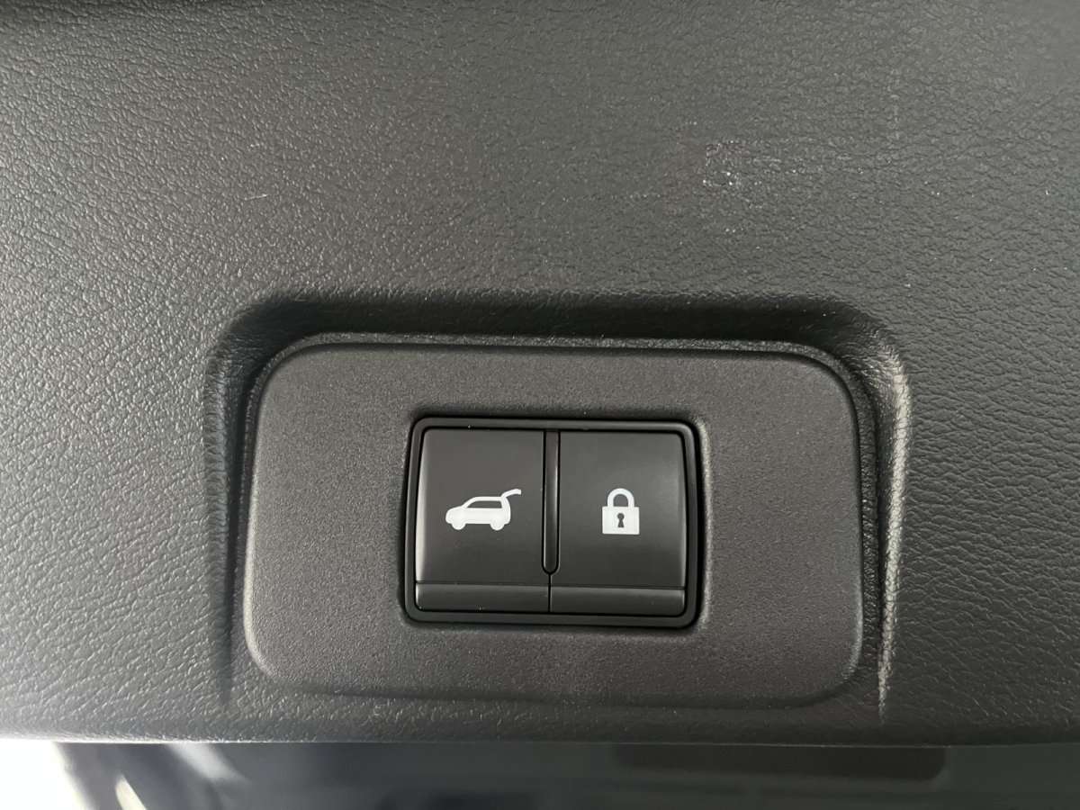 Fahrzeugbild eines Nissan X-TRAIL