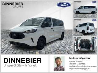 Schräge Frontansicht auf einen Ford Transit Custom , freigestellt