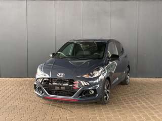 Schräge Frontansicht auf einen Hyundai i10 , freigestellt