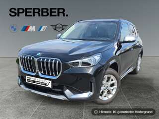 Schräge Frontansicht auf einen BMW X1 , freigestellt