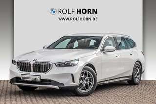 Schräge Frontansicht auf einen BMW 5er-Reihe , freigestellt