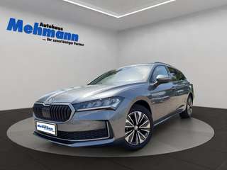 Schräge Frontansicht auf einen Skoda Superb , freigestellt
