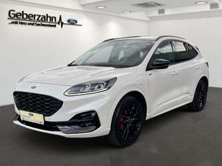 Schräge Frontansicht auf einen Ford Kuga , freigestellt