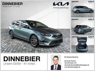Schräge Frontansicht auf einen Kia cee'd , freigestellt