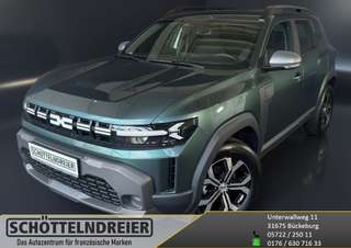 Schräge Frontansicht auf einen Dacia Duster , freigestellt