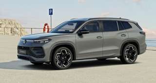 Schräge Frontansicht auf einen Volkswagen Tayron , freigestellt