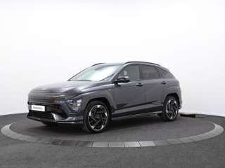 Schräge Frontansicht auf einen Hyundai Kona Elektro , freigestellt