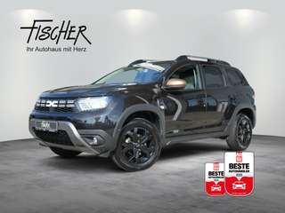 Schräge Frontansicht auf einen Dacia Duster , freigestellt