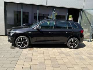 Schräge Frontansicht auf einen Skoda Kamiq , freigestellt