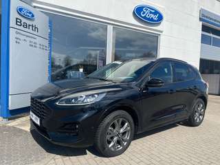 Schräge Frontansicht auf einen Ford Kuga , freigestellt