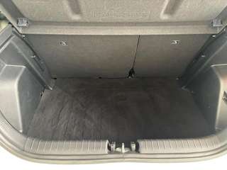 Schräge Frontansicht auf einen Hyundai i20 , freigestellt