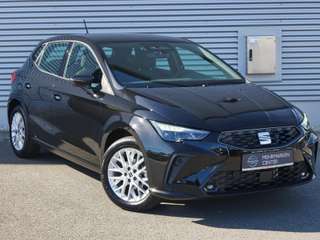 Schräge Frontansicht auf einen SEAT Ibiza , freigestellt