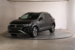 Schräge Frontansicht auf einen Volkswagen T-Roc , freigestellt