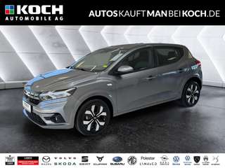 Schräge Frontansicht auf einen Dacia Sandero , freigestellt