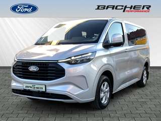 Schräge Frontansicht auf einen Ford Transit Custom , freigestellt