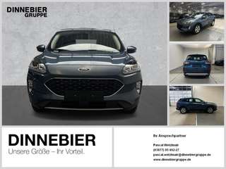 Schräge Frontansicht auf einen Ford Kuga , freigestellt