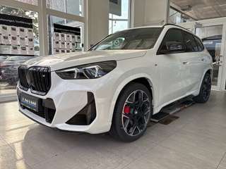 Schräge Frontansicht auf einen BMW X1 , freigestellt