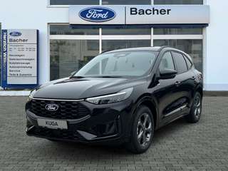 Schräge Frontansicht auf einen Ford Kuga , freigestellt