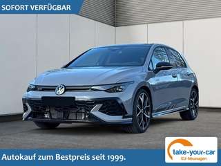 Schräge Frontansicht auf einen Volkswagen Golf , freigestellt