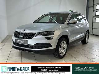 Schräge Frontansicht auf einen Skoda Karoq , freigestellt