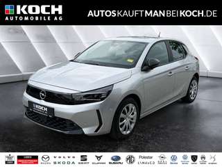 Schräge Frontansicht auf einen Opel Corsa , freigestellt