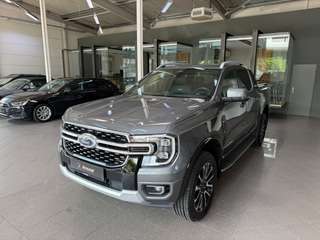 Schräge Frontansicht auf einen Ford Ranger , freigestellt